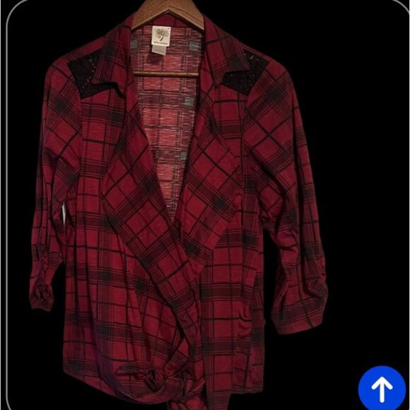 Self Esteem Open front blouse tied at bottom.  1x. Black/red plaid.  Cute top. - Picture 12 of 14